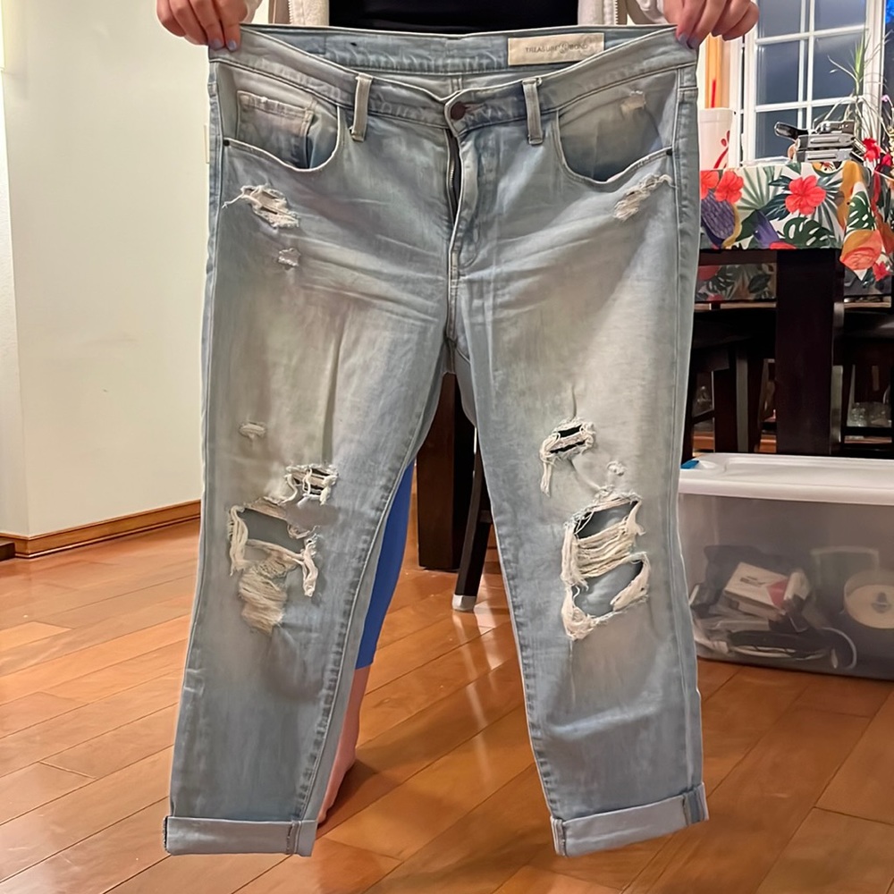 Cropped distressed boyfriend jean
